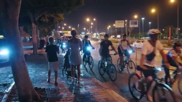 土耳其安塔利亚 2023年9月24日 夜间自行车穿过城市街道 高质量的4K镜头 — 图库视频影像