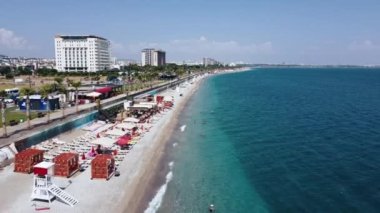 Antalya 'daki Konyaalti Plajı. Hindi. Sea ve Embankment. Havadan Yukarıdan Aşağı Görünümü. İnsansız hava aracı yandan uçuyor. Yüksek kalite 4k görüntü