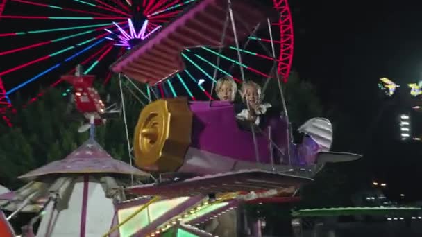 Dzieci Mają Ekstremalną Zabawę Parku Rozrywki Roller Coaster — Wideo stockowe