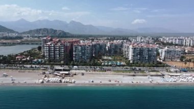 Antalya 'daki Konyaalti Plajı. Hindi. Sea ve Embankment. Havadan Yukarıdan Aşağı Görünümü. İnsansız hava aracı yandan uçuyor. Yüksek kalite 4k görüntü