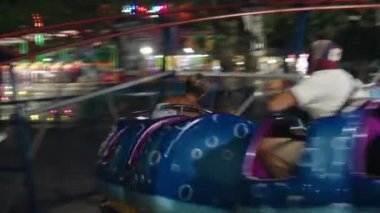 Antalya, Türkiye - 10 10 10 2023: Geceleyin Eğlence Parkı, gece aydınlatma. Yüksek kalite 4k görüntü