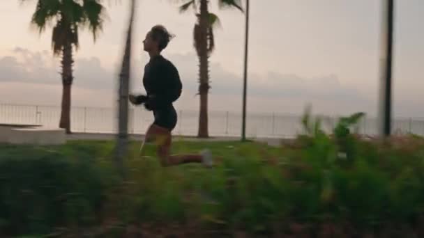 Śledzenie Ujęcia Młodej Kobiety Sportu Fitness Biegnącej Zewnątrz Promenady Podczas — Wideo stockowe