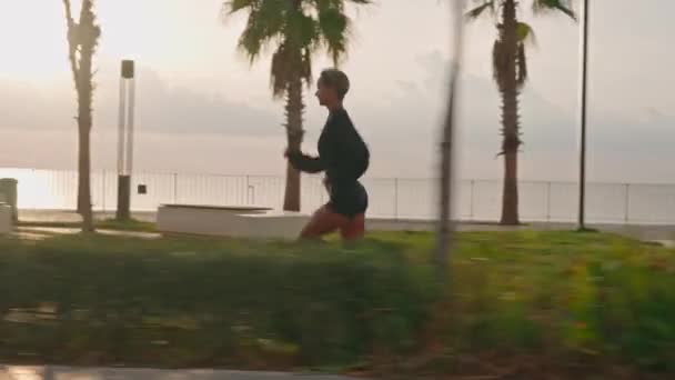 Fitness Friska Kvinna Som Springer Väg Vid Strandpromenaden Jogging Workout — Stockvideo