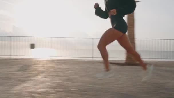 女性ランナーアスリートの脚は 早朝の都市のスローモーションでフィットネスライフスタイルを実行してジョギングします 高品質の4K映像 — ストック動画