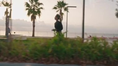 Gezinti güvertesinde koşan sağlıklı bir kadın. Koşu sağlık konsepti. Yüksek kalite 4k görüntü