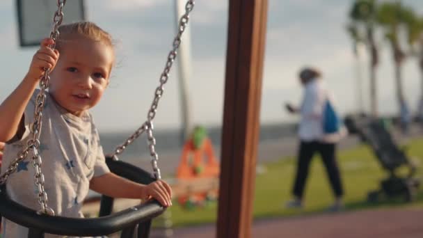 Boldog Gyermek Felbukkan Gyermek Szórakozás Kívül Idő Életstílus Pillanat Gyermekkori — Stock videók