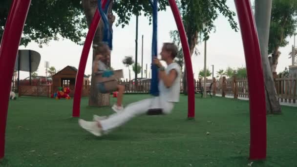 Mutlu Anne Küçük Oğluyla Arka Bahçede Salıncakta Oynuyor Yüksek Kalite — Stok video