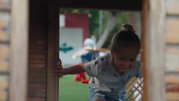 Çocuk Parkında Oğlunu Destekleyen Genç Bir Anne Çocuklar Dışarıda Oynuyor — Stok video