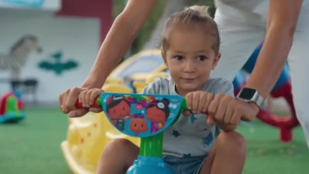 Çocuk Parkında Oğlunu Destekleyen Genç Bir Anne Çocuklar Dışarıda Oynuyor — Stok video