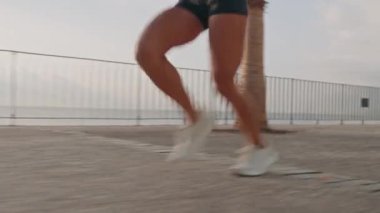 Kadın atlet bacakları sabah erken saatlerde şehrin ağır çekimde koşan fitness yaşam tarzı egzersizi yapıyor. Yüksek kalite 4k görüntü