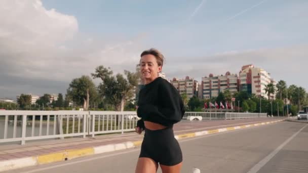 Fitness Friska Kvinna Som Springer Väg Vid Strandpromenaden Jogging Workout — Stockvideo