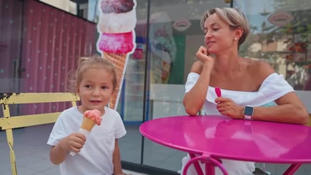 Glückliche Mutter Und Sohn Beim Eis Essen Nahaufnahme Eines Kleinen — Stockvideo