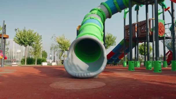 子供が遊び場でスライドを降りる 高品質の4K映像 — ストック動画