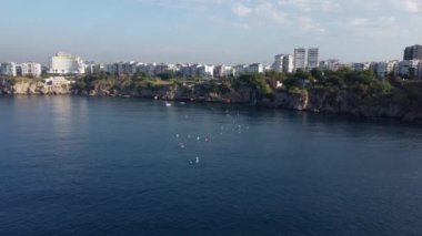 Antalya, Türkiye - 4 Ekim 2023: Sup Surf festivali. Nehirde SUP tahtalarında bir grup insan.