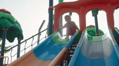 Çocuk oyun parkında kayıyor. Yüksek kalite 4k görüntü