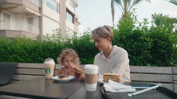 Mamma Figlio Mangiano Torta Nel Caffè Strada Seduti Tavola Parlare — Video Stock