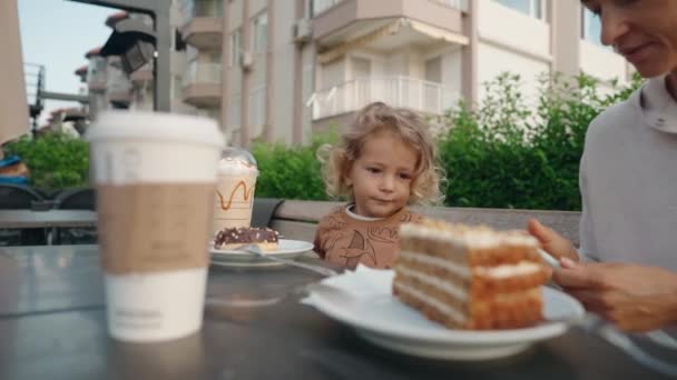 Ibu Dan Anak Makan Kue Kafe Jalanan Duduk Meja Bicara — Stok Video