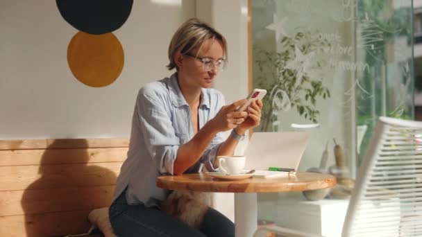 카페에서 테이블에 앉아있는 인터넷을 메시지를 스마트 사용하여 비즈니스 프리랜서 라이프 — 비디오