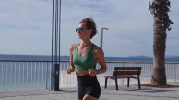 Štíhlá Mladá Blondýnka Jogging Promenádě Budovy Města Pozadí Sporty Sexy — Stock video