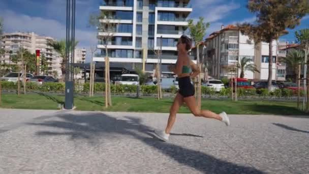 Štíhlá Mladá Blondýnka Jogging Promenádě Budovy Města Pozadí Sporty Sexy — Stock video