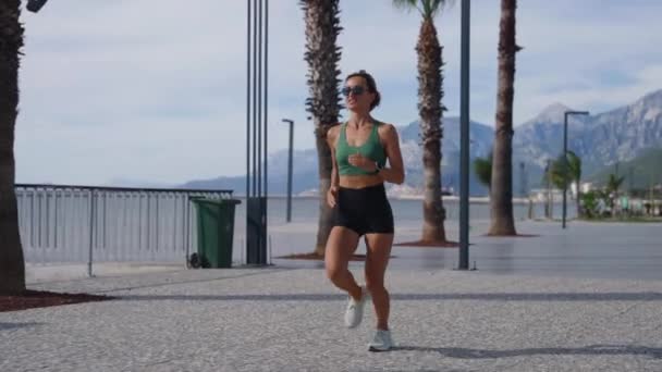 Aktywna Młoda Piękna Kobieta Biegnie Wzdłuż Nadmorskiej Promenady — Wideo stockowe