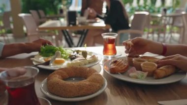 Türk kahvaltısı hindi yemeği lezzetli sosisli yumurta ekmeği reçelli ballı salatalık sosisi. Yüksek kalite 4k görüntü