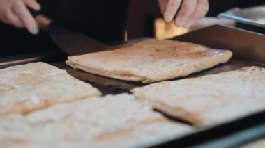 Türk yemeği pişirmek. Pita ekmeği sokakta pişirilir. - Evet. Yüksek kalite 4k görüntü