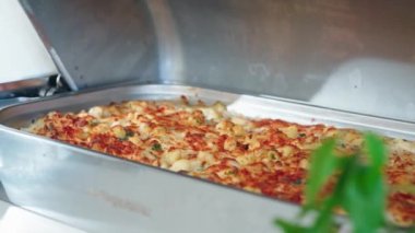 Bir kadın açık büfedeki tabağına yemek koyar. Her şeyi kapsayan hizmet. self servis büfesi. Kadın eli, kadın restorandaki, oteldeki ısıtmalı tepsilerden vejetaryen yemeği alıyor. Yakın plan.. 