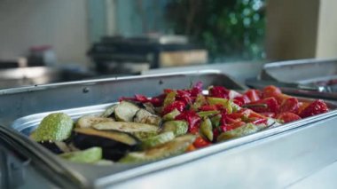 Salata, lüks oteldeki sebze barı. Her şey dahil. Açık büfe. Yüksek kalite 4k görüntü