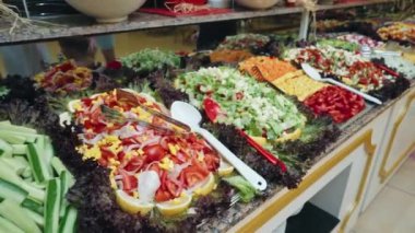 Salata, lüks oteldeki sebze barı. Her şey dahil. Açık büfe. Yüksek kalite 4k görüntü