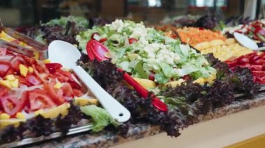 Salata, lüks oteldeki sebze barı. Her şey dahil. Açık büfe. Yüksek kalite 4k görüntü