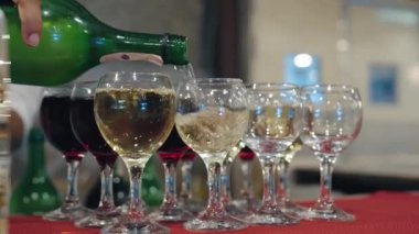 Şampanya dolu bardaklardan yapılmış kule. Açık büfedeki tüm otellerdeki alkolsüz içeceklerin manzarası. Antalya, Türkiye, 7-2024