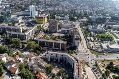 Modern ve klasik mimarinin bir karışımını sergileyen hareketli bir kentsel alanın havadan görünüşü. Kentsel kalkınma, mimari, iş bölgeleri ve şehir planlama konuları için idealdir, bir şehrin dinamik yapısını vurgulamak.