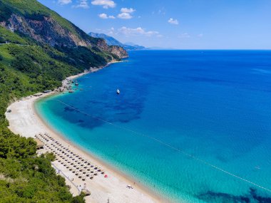 Güneşli yatakları, turkuaz denizi ve yeşil tepeleri olan el değmemiş bir Akdeniz sahili. Seyahat, yaz tatili, sahil beldesi ve turizm reklamları için mükemmel..