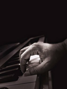 Piyano çalan bir elin siyah beyaz fotoğrafı