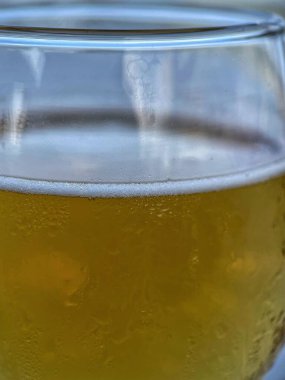 Bir bardak soğuk biranın makro fotoğrafı. 