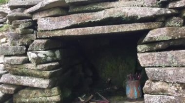 Muria Dağı 'ndaki Bubrah tapınağının kalıntılarında eski bir ibadet.