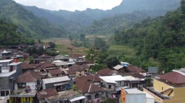 Merkezi Java, Endonezya 'daki Muria Dağı' nın yamaçlarındaki bir köyün hava manzarası..