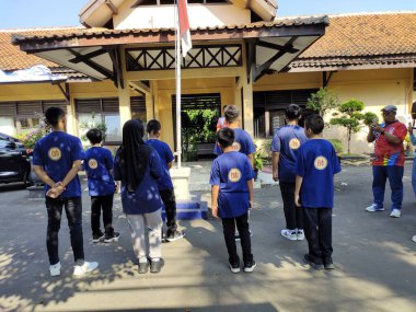Pati, Endonezya - 07272024: Çinli satranç atletleri Pati Regency Spor Ofisi 'nin bahçesinde düzenlenen törende grup fotoğrafı çekiyorlar.