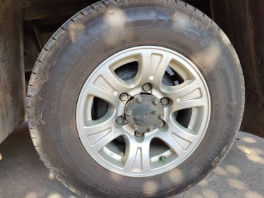 Pati, Endonezya - 07272024: Park halindeyken bir okul otobüsü lastiğinin görüntüsü.