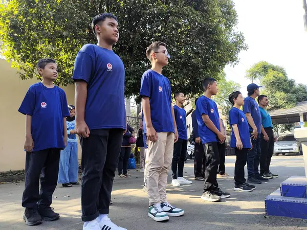 Pati, Endonezya - 07272024: Çinli satranç atletlerinin Central Java 'daki Pati Regency Spor Ofisi bahçesinde veda töreni.