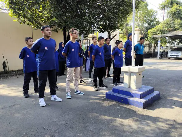 Pati, Endonezya - 07272024: Çinli satranç atletlerinin Central Java 'daki Pati Regency Spor Ofisi bahçesinde veda töreni.