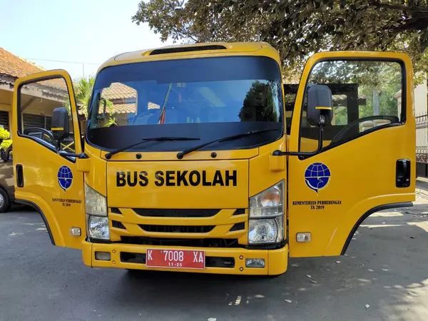 Pati, Endonezya - 07272024: Önünde okul otobüsü anlamına gelen 
