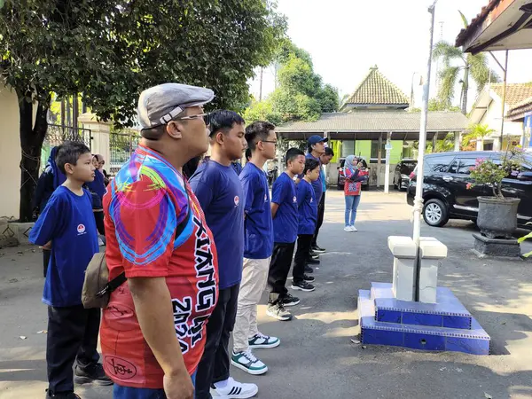 Pati, Endonezya - 07272024: Çinli satranç atletlerinin Central Java 'daki Pati Regency Spor Ofisi bahçesinde veda töreni.