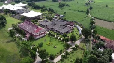 Endonezya, Mojokerto 'daki Majapahit Müzesi. Birden fazla binası, yemyeşil bahçeleri ve yolları olan büyük bir arazinin havadan görünüşü. Arazi tarlalar ve ağaçlarla çevrili..