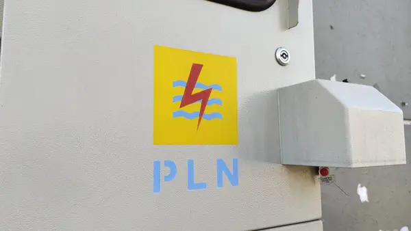 Pati, Endonezya - 07312024: Sarı arkaplan, kırmızı yıldırım ve mavi dalgaların yer aldığı bir hizmet kutusunun yakın çekimi. PLN, Endonezya Devlet Elektrik Şirketi demek..