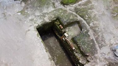 Kerto Mataram İslami Sitesi, Yogyakarta, Endonezya. Arkeolojik kazı alanının hava görüntüsü. Dikdörtgen şeklinde tuğla ve yosun kaplı taşlarla kaplı bir siper..