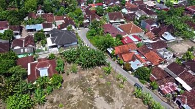 Kerto Mataram İslami Sitesi, Yogyakarta, Endonezya. Evlerin, yeşil ağaçların ve dolambaçlı yolların karışımından oluşan yerleşim yerlerinin hava manzarası..