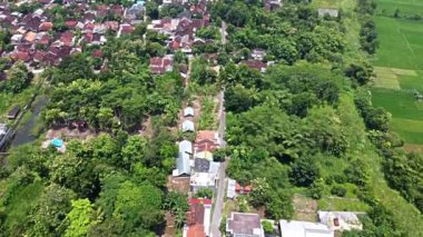 Pleret Arkeolojik Sitesi, Yogyakarta. Bir tarafında yerleşim alanı, diğer tarafında tarım arazisi olan yemyeşil bir arazinin havadan görünüşü..
