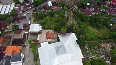 Pleret Arkeolojik Alanı 'nın havadan görüşü, Yogyakarta' daki İslami Mataram Dönemi 'nin Eski Antik Camisi. Arazide çatılar, ağaçlar ve açık arazi karışımından oluşan kentsel gelişim sergilenmektedir..